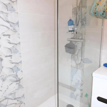 T3 Climatise Rdc Avec Terrasse, Parking, Proche Activites - - Fr-1-797-30 *