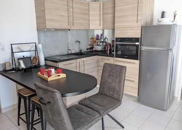T3 Climatisé Rdc Avec Terrasse, Parking, Proche Activités - - Fr-1-797-30 Appartement Port-la-Nouvelle